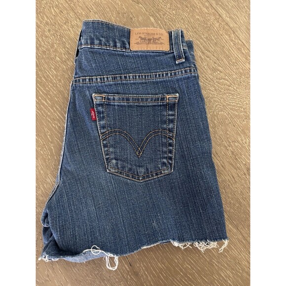 Women’s Levi’s Cut Off Shorts Denim Jean Medium Wash Size 6 - Picture 1 of 8
